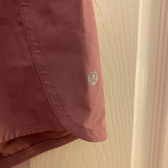 Lulu Lemon Purple Speed Up Lined Short Size 2 - Picture 4 of 4